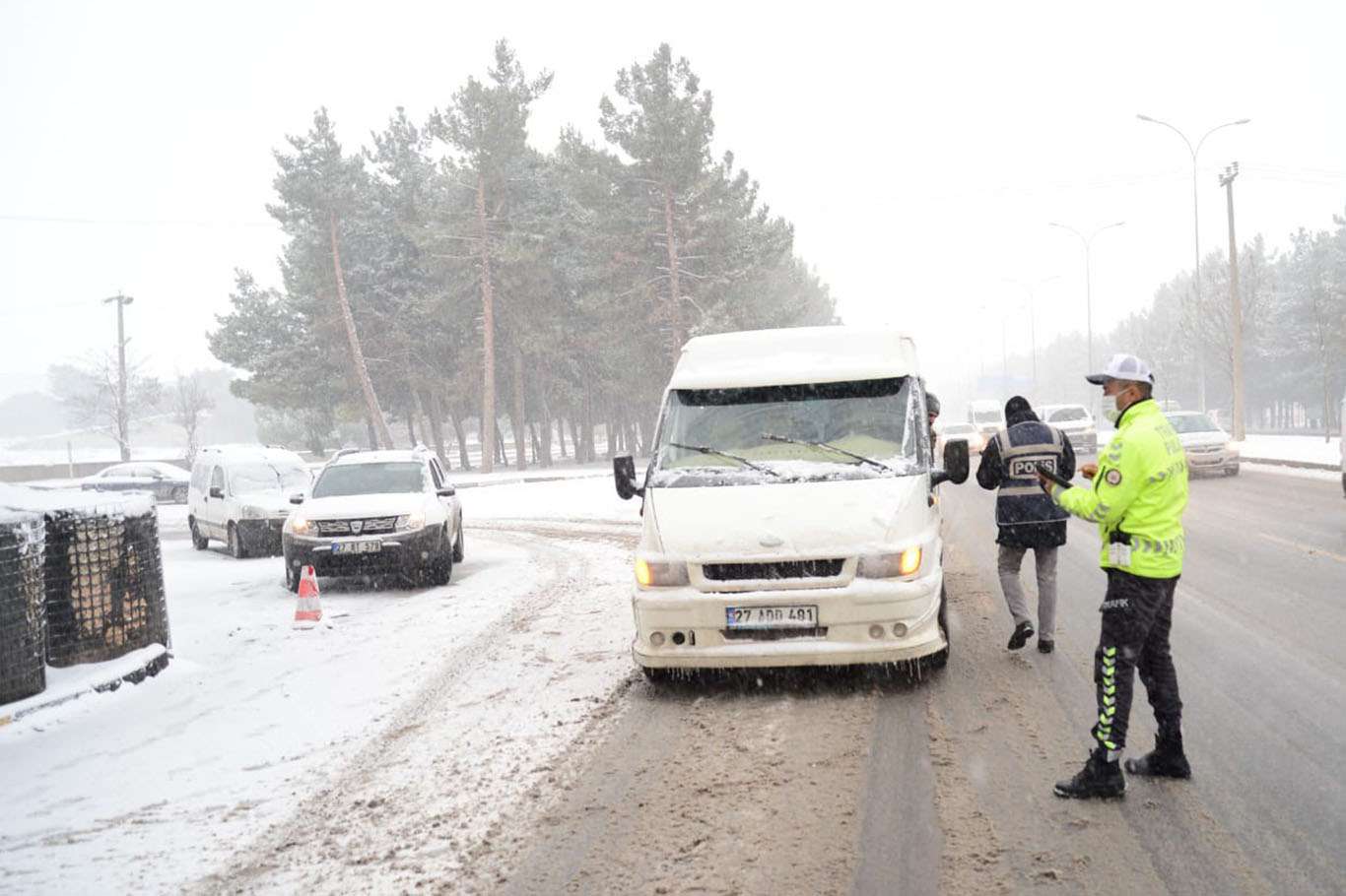 Kar nedeniyle Gaziantep ile bağlantılı yollar ulaşıma kapatıldı Kar nedeniyle Gaziantep ile bağlantılı yollar ulaşıma kapatıldı